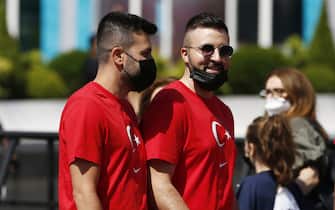 Due tifosi turchi nella Fan Zone