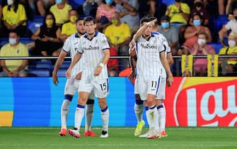 epa09468507 Atalanta's striker Remo Freuler (R) celebrates after scoring the 0-1 lead during the UEFA Champions League group F soccer match between Villarreal CF and Atalanta Calcio at the Ceramica Stadium in Villarreal, eastern Spain, 14 September 2021.  EPA/DOMENECH CASTELLO