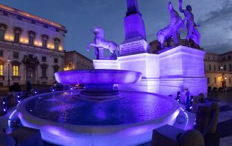 La fontana dei Dioscuri, al centro della piazza del Quirinale, di fronte all'ingresso del palazzo, illuminata per la Giornata Mondiale dell'Autismo, Roma, 01 aprile 2022.  ANSA / Paolo Giandotti - Ufficio per la Stampa e la Comunicazione della Presidenza della Repubblica   +++ ANSA PROVIDES ACCESS TO THIS HANDOUT PHOTO TO BE USED SOLELY TO ILLUSTRATE NEWS REPORTING OR COMMENTARY ON THE FACTS OR EVENTS DEPICTED IN THIS IMAGE; NO ARCHIVING; NO LICENSING +++