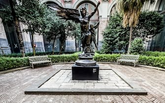 La statua in bronzo  Il sogno dell eroe  dell artista Christian Leperino ispirata alle gesta di Diego Armano Maradona ed esposta nel giardino delle camelie all interno del Museo Archeologico Nazionale, Napoli 24 Novembre 2021. ANSA/CESARE ABBATE