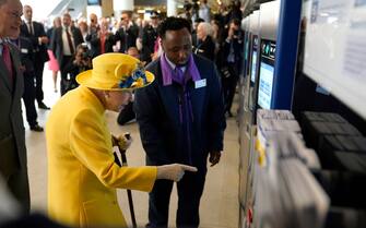 Elisabetta II prova la macchinetta dei biglietti di Elizabeth Line, 17 maggio 2022
