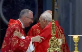 Verso il Conclave, cardinale Re a Parolin: “Auguri, eh... doppi" VIDEO