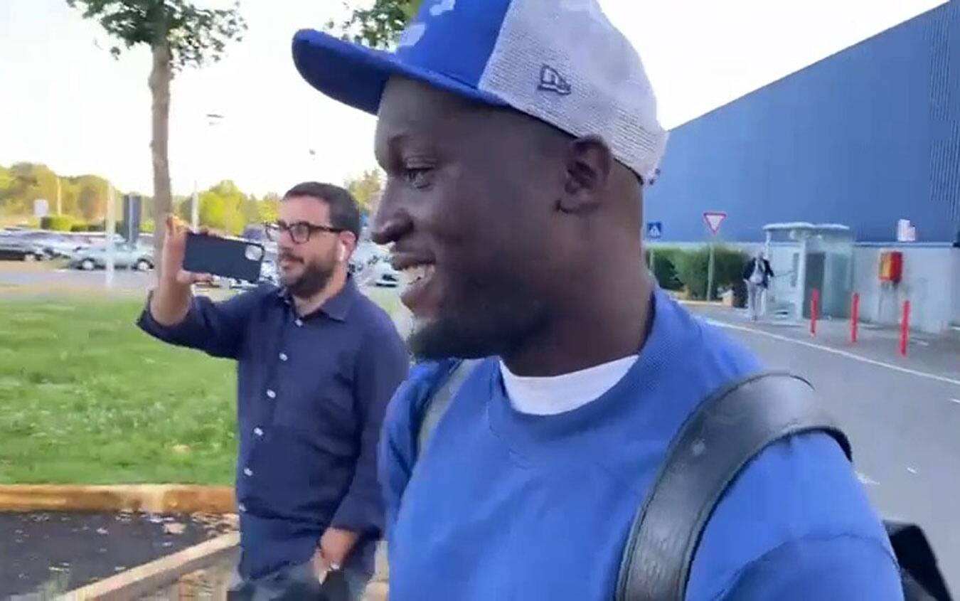 Lukaku subito dopo essere atterrato a Milano per la sua seconda parentesi in nerazzurro Lukaku subito dopo essere atterrato a Milano per la sua seconda parentesi in nerazzurro
