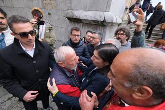 La segretaria del Pd Elly Schlein abbraccia Adelmo Cervi (D), figlio di Aldo, uno dei sette fratelli torturati e fucilati dai fascisti nel 1943 nel poligono di Reggio Emilia, in occasione del corteo del primo maggio, Palermo, 1 maggio 2023. ANSA / IGOR PETYX