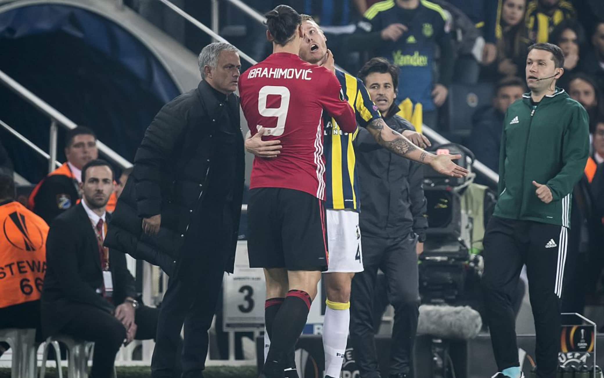 Ibra, mani sul collo di Kjaer