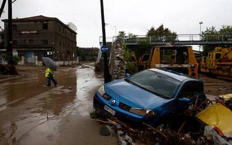 epa10843213 A damaged cars is seen during the storm named Daniel in the area of Volos, Magnesia, Greece, 06 September 2023. The storm 'Daniel' sweeping through most of Greece with heavy rain and lightning caused extensive damage in the power network at Volos, Mt. Pilio, elsewhere in the Magnissia prefecture, as well as in the Sporades Islands.  EPA/YANNIS KOLESIDIS