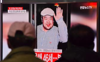 People watch a television showing news reports of Kim Jong-Nam, the half-brother of North Korean leader Kim Jong-Un, at a railway station in Seoul on February 14, 2017.
Kim Jong-Nam, the half-brother of North Korean leader Kim Jong-Un has been assassinated in Malaysia, South Korean media reported on February 14. / AFP / JUNG Yeon-Je        (Photo credit should read JUNG YEON-JE/AFP via Getty Images)