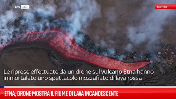 Etna, drone mostra il fiume di lava incandescente