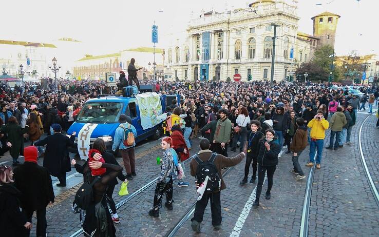 Il corteo degli anarchici diventato festa musicale prima degli scontri a Torino
