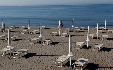 OSTIA -PROTESTA NAZIONALE DEGLI STABILIMENTI BALNEARI CONTRO LE ASTE DELLE CONCESSIONI DEMANIALI NELLA FOTO OMBRELLONI CHIUSI SULLA SPIAGGIA (ostia - 2012-08-03, Mario Maci / Mario Maci) p.s. la foto e' utilizzabile nel rispetto del contesto in cui e' stata scattata, e senza intento diffamatorio del decoro delle persone rappresentate