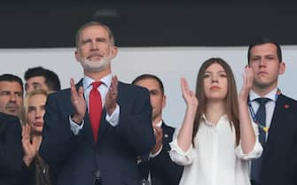 epa11478256 Spain's King Felipe VI (L) and his daughter Infanta Sofia (R) applaud prior the UEFA EURO 2024 final soccer match between Spain and England, in Berlin, Germany, 14 July 2024.  EPA/FRIEDEMANN VOGEL