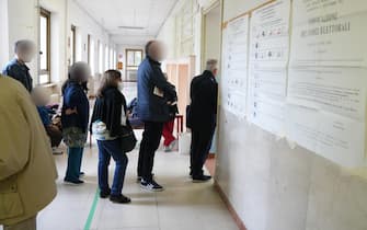 Persone al seggio elettorale per le votazione alle elezioni politiche (Milano - 2022-09-25, DUILIO PIAGGESI) p.s. la foto e' utilizzabile nel rispetto del contesto in cui e' stata scattata, e senza intento diffamatorio del decoro delle persone rappresentate