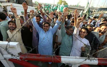 epa12091565 Pakistanis hold national flags as they take part in a demonstration in front of the paramilitary FC headquarters to show their support for the Pakistan Army, a day after the ceasefire agreement between India and Pakistan was announced, in Peshawar, Pakistan, 11 May 2025. Pakistan and India have confirmed an immediate ceasefire, following days of military escalation between the two countries. The ceasefire, announced by US President Donald Trump and confirmed by both countries' officials, aims to halt military operations and focus on diplomatic solutions.  EPA/BILAWAL ARBAB