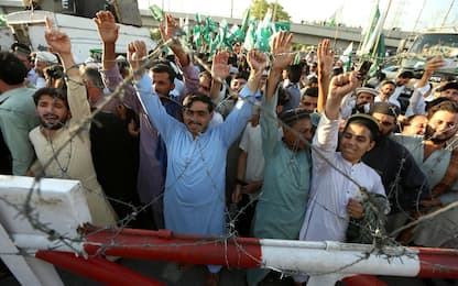 epa12091565 Pakistanis hold national flags as they take part in a demonstration in front of the paramilitary FC headquarters to show their support for the Pakistan Army, a day after the ceasefire agreement between India and Pakistan was announced, in Peshawar, Pakistan, 11 May 2025. Pakistan and India have confirmed an immediate ceasefire, following days of military escalation between the two countries. The ceasefire, announced by US President Donald Trump and confirmed by both countries' officials, aims to halt military operations and focus on diplomatic solutions.  EPA/BILAWAL ARBAB