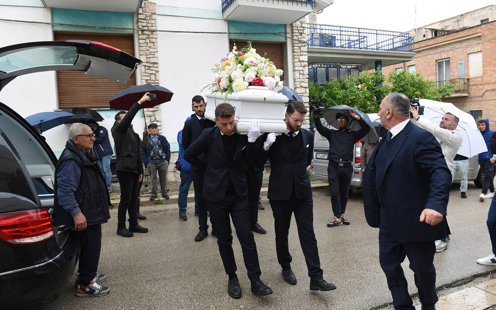 Il feretro di Jessica, la 16enne uccisa a coltellate dal padre Taulant Malaj nella notte tra il 6 e il 7 maggio scorsi, arriva nella chiesa del Gesù Divino Lavoratore a Torremaggiore (Foggia), 15 maggio 2023. ANSA/ FRANCO CAUTILLO