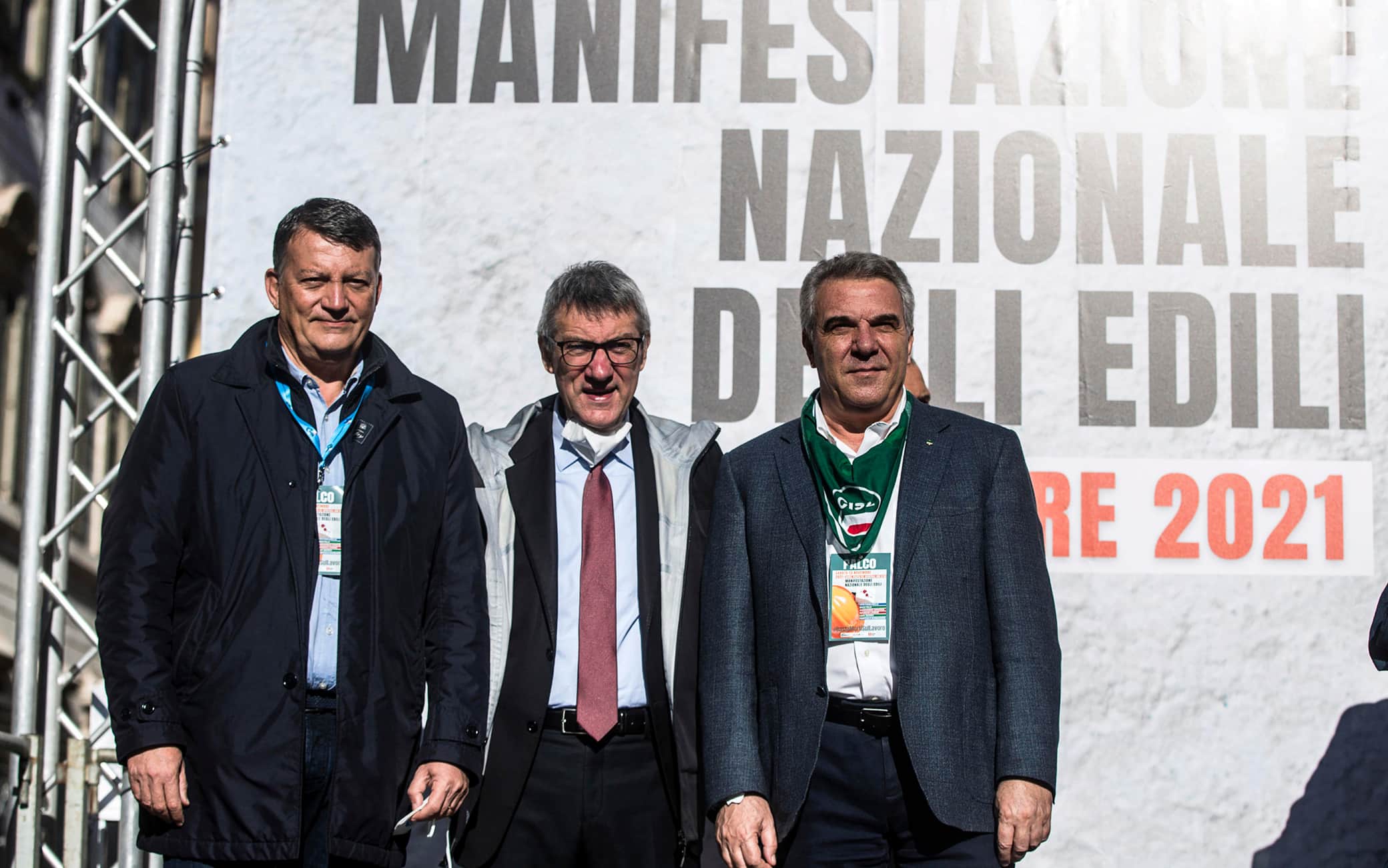 La manifestazione a Roma I segretari generali Cgil, Cisl e Uil, Maurizio Landini, Luigi Sbarra e Pierpaolo Bombardieri durante la manifestazione nazionale degli edili contro le morti sul lavoro indetta dai sindacati Cgil Cisl Uil in piazza Santi Apostoli, Roma, 13 novembre 2021. ANSA/ANGELO CARCONI