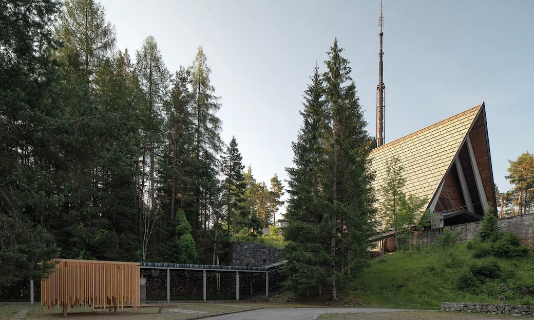 ©Corte delle Dolomiti. Cappella del Suono nel sagrato inferiore di Nostra Signora del Cadore