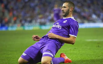 epa05546801 Real Madrid's French striker Karim Benzema celebrates after scoring the 2-0 lead during the Spanish Primera Division soccer match between RCD Espanyol and Real Madrid in Barcelona, Spain, 18 September 2016.  EPA/ALEJANDRO GARCIA