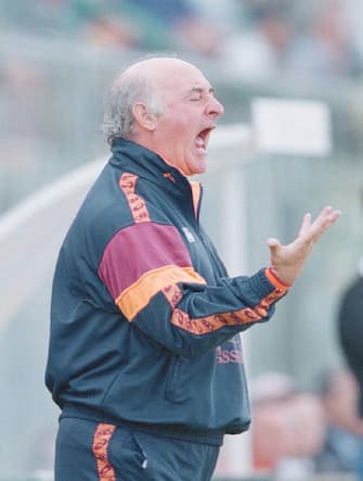 Carlo Mazzone, allenatore della Roma, durante la partita contro la Cremonese in una immagine del 25 settembre 1995.
ANSA/FARINACCI
