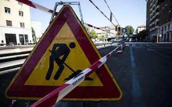 Un segnale di lavori in corso su una strada