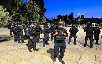Israeli security forces stand guard at the Al-Aqsa Mosque compound in Jerusalem on April 5, 2023. - Clashes erupted inside the Al-Aqsa mosque in Jerusalem early April 5, 2023 as Israeli police said they had entered to dislodge "agitators", a move denounced as an "unprecedented crime" by the Palestinian Islamist movement Hamas.
Hamas, which rules the Gaza Strip, called on Palestinians in the West Bank "to go en masse to the Al-Aqsa mosque to defend it". (Photo by AHMAD GHARABLI / AFP) (Photo by AHMAD GHARABLI/AFP via Getty Images)