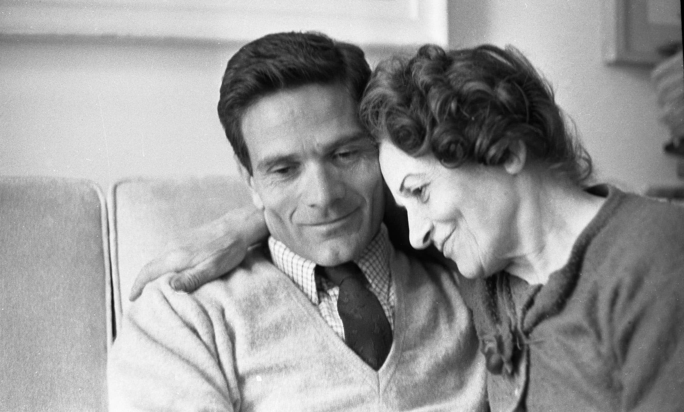 Vittorio-La-Verde-1965-Pier-Paolo-Pasolini-con-la-mamma-Susanna-Colussi-nella-casa-di-via-Eufrate-9-a-Roma-3.jpg