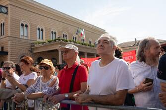 "Persone assistono alla celebrazione davanti la stazione di Bologna" Bologna, 2 Agosto 2023. ANSA/MAX CAVALLARI