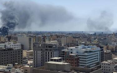 TRIPOLI, LIBYA - AUGUST 27: Smoke rises after clashes between two rival militias operating between Qaser Ben Ghashir and Al-Sarim regions, in Tripoli, Libya on August 27, 2022. 1 killed as rival militias clash in Libyan capital. (Photo by Stringer/Anadolu Agency via Getty Images)