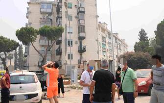 Gli abitanti del quartiere di Borgo Nuovo sono scesi in strada a causa del fumo degli incendi  che sono arrivati vicino alle abitazioni a Palermo, Sicilia, Italia, 25 luglio 2023.

Inhabitants of the Borgo Nuovo neighborhood took to the streets due to smoke from the fires that engulfed their homes in Palermo, Sicily, Italy, July 25, 2023. Wildfires have swept Sicily amid Italy's latest heatwave and Palermo airport was briefly close to traffic amid an encroaching fire earlier Tuesday.

ANSA/Lucio Ganci