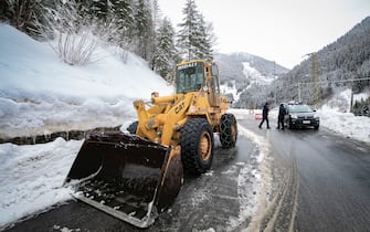 Valleve (Bg) - una valanga blocca la strada provinciale