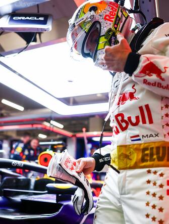 LAS VEGAS, NEVADA - NOVEMBER 18: Max Verstappen of the Netherlands and Oracle Red Bull Racing prepares to drive in the garage prior to the F1 Grand Prix of Las Vegas at Las Vegas Strip Circuit on November 18, 2023 in Las Vegas, Nevada. (Photo by Mark Thompson/Getty Images)