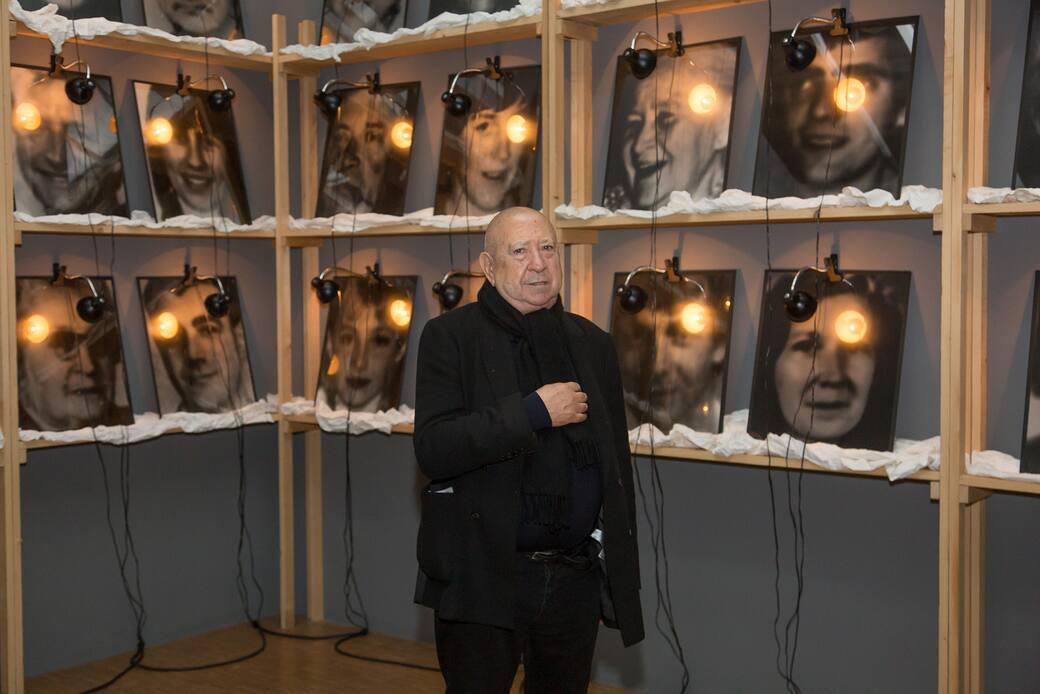 Portrait_de_Christian_Boltanski_dans_sa_rétrospective_Faire_son_temps_au_Centre_Pompidou_2020_©_Hervé_Veronese_Centre_Pompidou.jpg