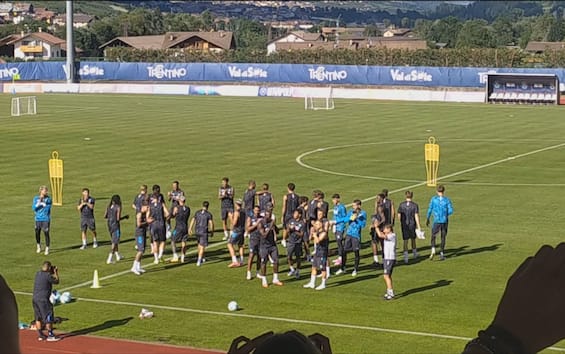https://static.sky.it/editorialimages/b8071ca0b94db8a39e15b5667a1b566d381ff4e2/skysport/it/calcio/serie-a/video/2025/07/17/napoli-ritiro-dimaro-primo-giorno/napoli_ritiro_dimaro.jpg?im=Resize,width=565