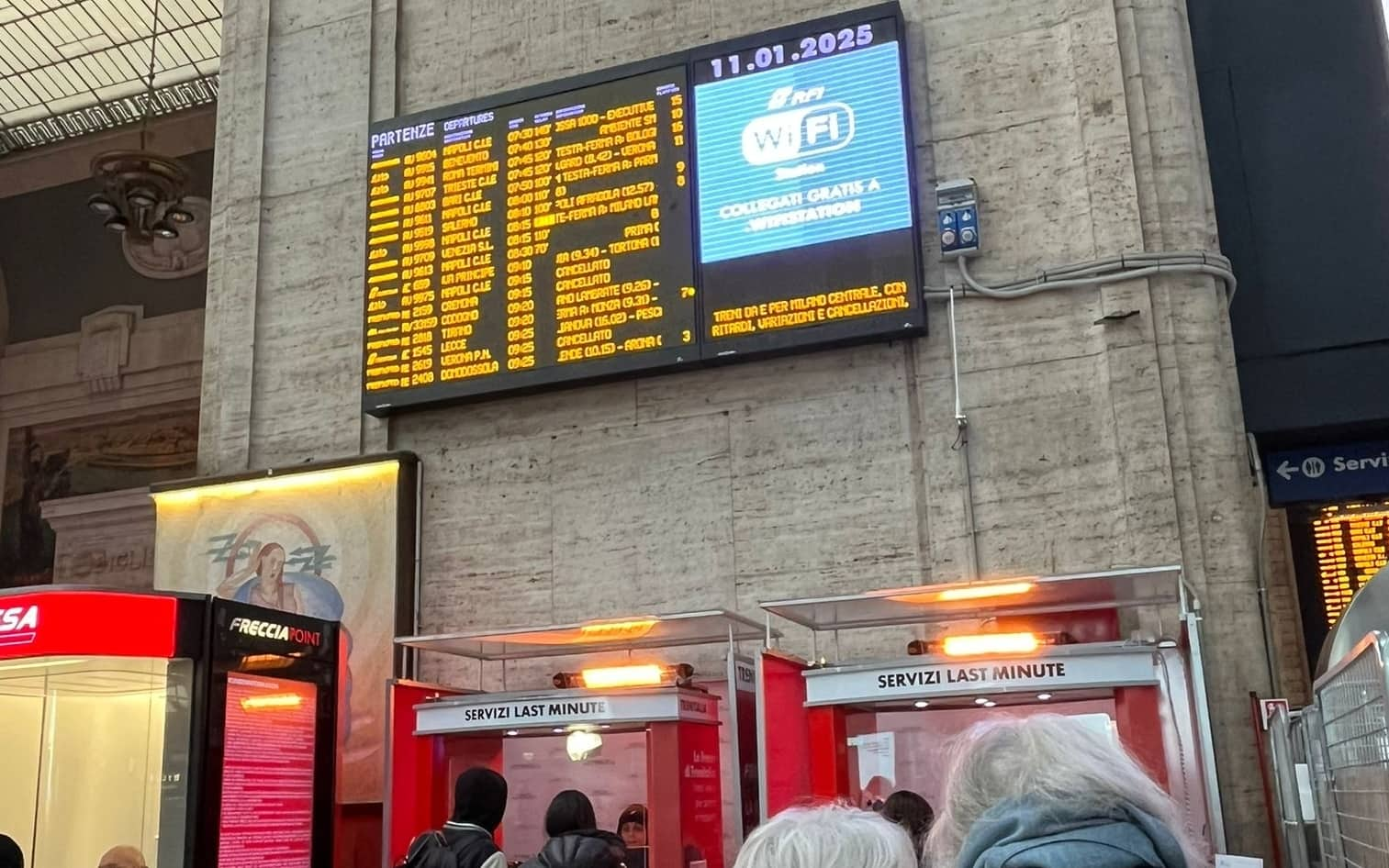 Ritardi e cancellazioni in stazione Centrale a Milano