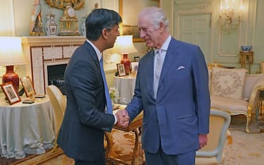 London, UK, 21 February 2024: Britain's King Charles III with Prime Minister Rishi Sunak at Buckingham Palace for their first in-person audience since the King's diagnosis with cancer., Credit:Jonathan Brady / Avalon