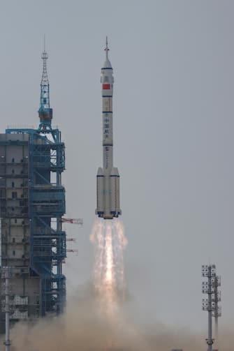 epa10662640 The Shenzhou-16 manned space flight launches in Jiuquan, Gansu province, China, 30 May 2023. The Shenzhou-16 manned space flight mission will transport three Chinese astronauts to the Tiangong space station.  EPA/ALEX PLAVEVSKI