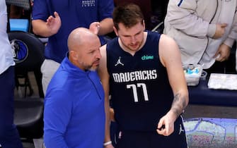 DALLAS, TEXAS - MAY 22: Head coach Jason Kidd and Luka Doncic #77 of the Dallas Mavericks discuss the play during the fourth quarter against the Golden State Warriors in Game Three of the 2022 NBA Playoffs Western Conference Finals at American Airlines Center on May 22, 2022 in Dallas, Texas. NOTE TO USER: User expressly acknowledges and agrees that, by downloading and or using this photograph, User is consenting to the terms and conditions of the Getty Images License Agreement. (Photo by Ron Jenkins/Getty Images)