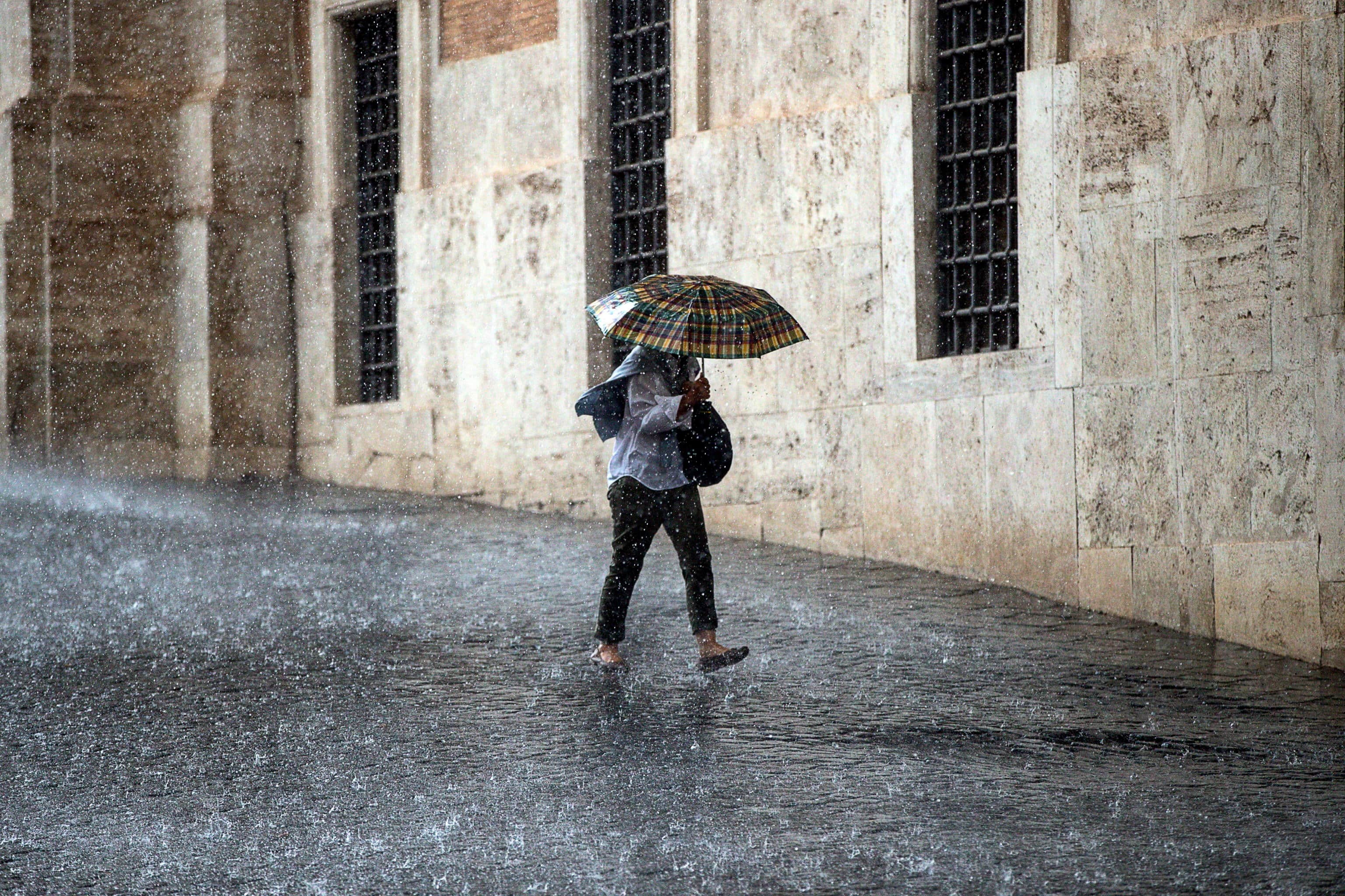 Turisti si riparano dalla pioggia per il temporale abbattutosi sulla Capitale, Roma, 03 settembre 2024. ANSA/ANGELO CARCONI