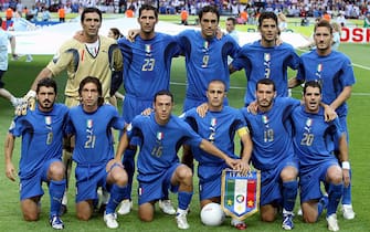 9 luglio 2006, la formazione dell'Italia fotografata prima della finale del Mondiale 2006 contro la Francia, all'Olympiastadion di Berlino. ANSA/KAY NIETFELD +++ Mobile Services OUT +++ Please refer to FIFA's Terms and Conditions. / I50