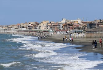 Emergenza Coronavirus - Fase 2: Ostia, Roma La polizia a cavallo controlla la spiaggia