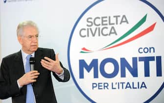 Il Presidente del Consiglio Mario Monti durante l'incontro con il pubblico al Sermig, Torino,16 febbraio 2013 ANSA/ ALESSANDRO DI MARCO