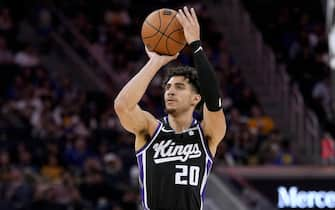 SAN FRANCISCO, CALIFORNIA - OCTOBER 18: Colby Jones #20 of the Sacramento Kings shoots a three-point shot against the Golden State Warriors during the fourth quarter of an NBA basketball game at Chase Center on October 18, 2023 in San Francisco, California. NOTE TO USER: User expressly acknowledges and agrees that, by downloading and or using this photograph, User is consenting to the terms and conditions of the Getty Images License Agreement. (Photo by Thearon W. Henderson/Getty Images)