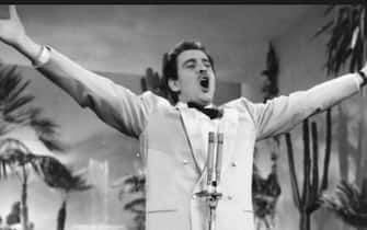 [galleria](KIKA) - SANREMO - Il Festival di Sanremo che si appresta a debuttare, Covid e Amadeus permettendo, compie quest&#39;anno 70 anni. Erano le 22 del 21 gennaio 1951 quando la radio trasmise la prima di tre serate di quello che sarebbe diventato il principale evento del nostro Paese. A vincere fu Nilla Pizzi con Grazie dei Fior.Â GUARDA LO SPECIALE SANREMO 2021Il Festival arrivÃ² in tv nel 1958: di quell&#39;edizione si ricorda la celeberrima Volare, il cui titolo originale era Nel blu dipinto di blu e anche se oggi la consideriamo un classico, quella sera sul palco l&#39;interpretazione venne considerata alternativa, certo non quanto la presentazione di spalle di Adriano Celentano qualche anno piÃ¹ tardi.Â LEGGI ANCHE:Â Quando Sanremo fa rima con scandalo!Dal casinÃ² al teatro Ariston, a Sanremo si sono avvicendati scandali, censure, imprevisti (alcuni pilotati), storia, canzoni: ecco 10 chicche sulla manifestazione.Â [video mp4=https://www.kikapress.com/kikavideo/mp4/kikavideo_201201.mp4 id=201201]

