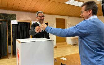Il presidente della Provincia autonoma di Bolzano Arno Kompatscher al voto a Fiè, 22 ottobre 2023. 
ANSA/GNEWS