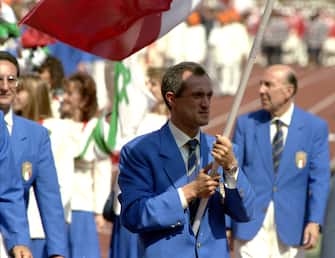 Pietro Mennea (atletica) guida la delegazione azzurra portando la bandiera Italiana durante la giornata inaugurale dei giochi olimpici di Seul del 1988. ANSA/ARCHIVIO
