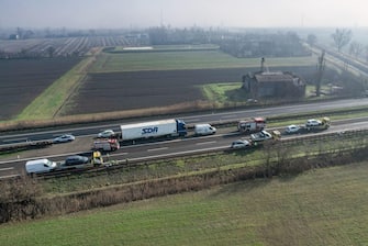 I mezzi coinvolti nell'incidente in A22 del Brennero nei pressi di Reggiolo, Reggio Emilia, 5 Febbraio 2024. ANSA/ ELISABETTA BARACCHI