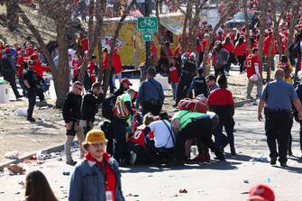 KANSAS CITY, MISSOURI - FEBRUARY 14: Law enforcement and medical personnel respond to a shooting at Union Station during the Kansas City Chiefs Super Bowl LVIII victory parade on February 14, 2024 in Kansas City, Missouri. Several people were shot and two people were detained after a rally celebrating the Chiefs Super Bowl victory.   Jamie Squire/Getty Images/AFP (Photo by JAMIE SQUIRE / GETTY IMAGES NORTH AMERICA / Getty Images via AFP)