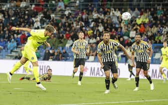 Sassuolo's  Andrea Pinamonti  scores the 3-2 goal during the Italian Serie A soccer match US Sassuolo vs Juventus FC at Mapei Stadium in Reggio Emilia, Italy, 23 September 2023. ANSA /ELISABETTA BARACCHI