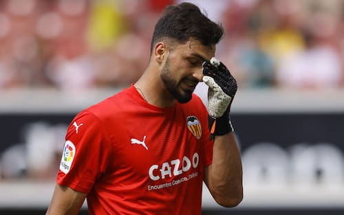 epa10087931 Valencia’s goalkeeper Giorgi Mamardashvili reacts during the international friendly soccer match between VfB Stuttgart and FC Valencia in Stuttgart, Germany, 23 July 2022.  EPA/RONALD WITTEK