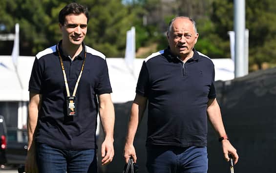 https://static.sky.it/editorialimages/b8d083a425302ae34a9b4c53192e7b62507cafb2/skysport/it/motori/formula-1/video/2025/06/29/f1-gp-austria-vasseur-ferrari-dambrosio-chi-e-news/f1_getty_vasseu_dambrosio_ferrari_2025.jpg?im=Resize,width=565